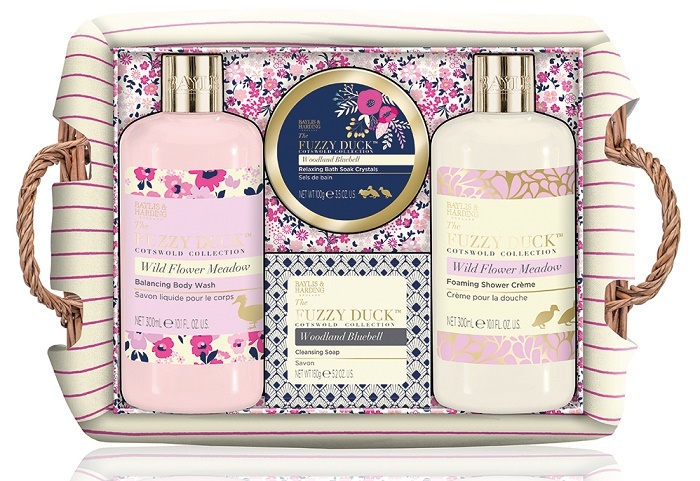 Baylis & Harding Dárková sada v proutěném košíku Lesní zvonek a květinová louka (Fuzzy Duck Cotswold Floral Basket)